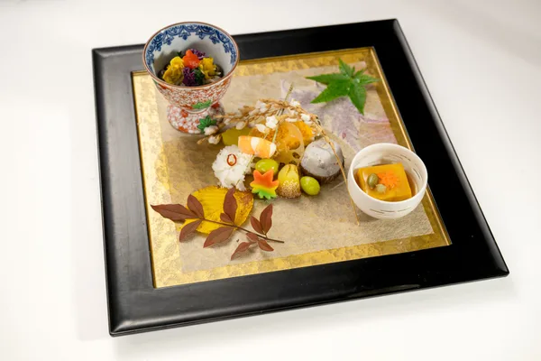 前菜/茸の菊花浸し、南瓜胡麻豆富、糸撚鯛の黄金焼き、焼栗 菊蕪 石川小芋 いちょう丸十 稲穂