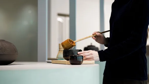 気軽に立ったまま抹茶を点てることができる。