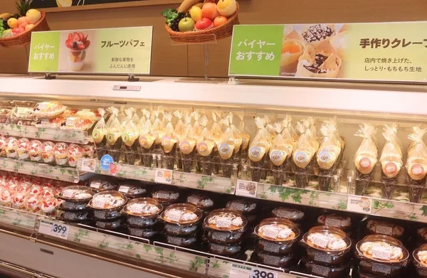 パフェやクレープが揃うデザートコーナー