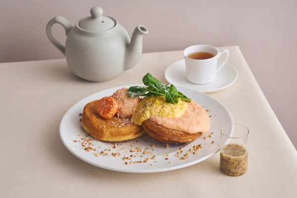 濃厚めんたいクリームとめんたいバターのパンケーキ ハニーマスタードソース 1,650円（税込）