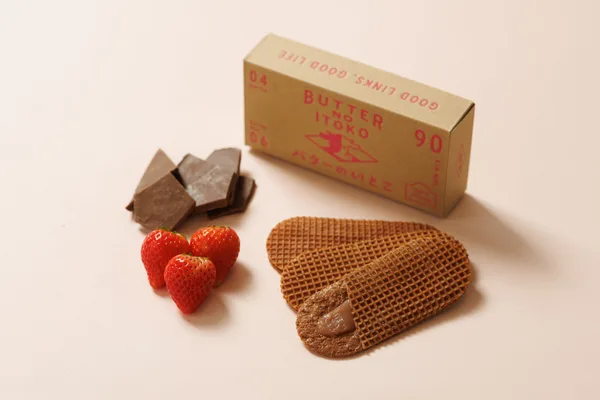 バターのいとこ 東京駅限定 いちごチョコ 1箱3枚入り 1,080円(税込)