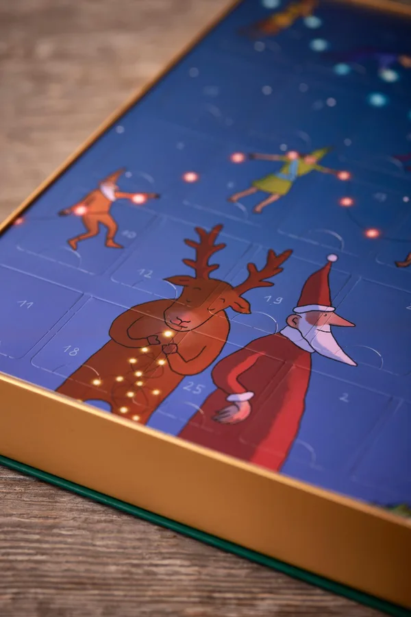 洋書のような箱とサントメ島のクリスマスを紹介する節に掲載された画像(1点目)