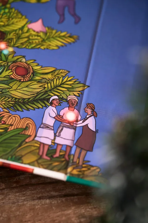 洋書のような箱とサントメ島のクリスマスを紹介する節に掲載された画像(3点目)