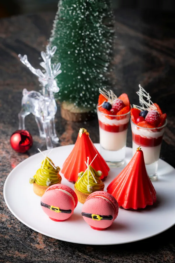 クリスマスリースに彩られた3段ティースタンドに並ぶ4種類のスイーツ