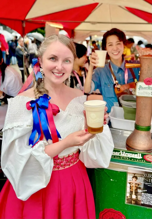 プロのタップスターが注ぐピルスナーウルケルの生ビール