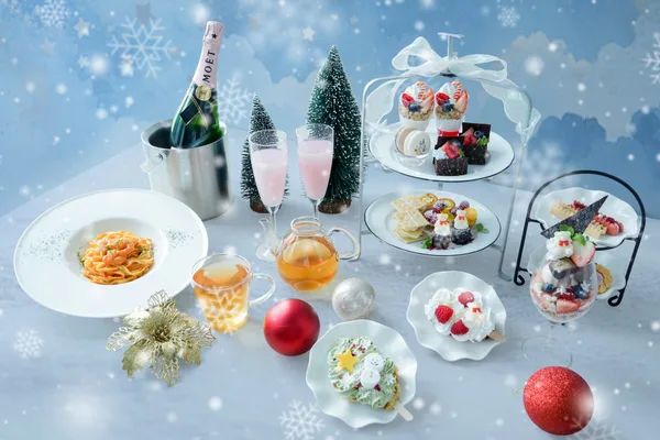 お花のプレミアムアフタヌーンティー~クリスマスとプリンセスドレス~(ウェルカムシャンパンはノンアルコールで用意される。名古屋店のみの用意)