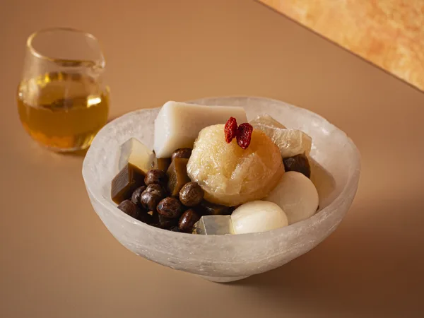 りんごと紅茶のあんみつ 1個 650円/船橋屋(改札外2F)