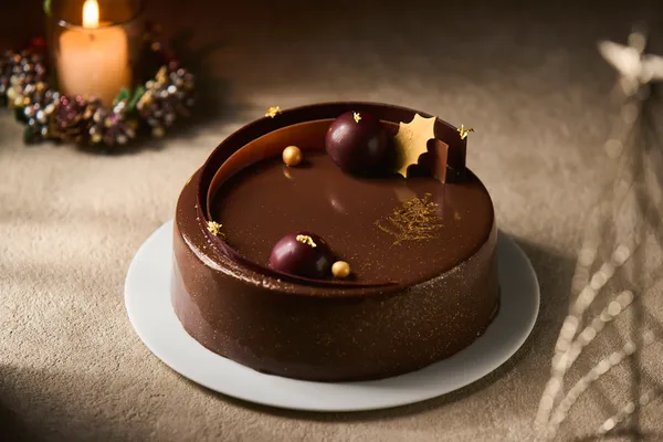七層仕立てのチョコレートムースケーキ「フォレ・ノワール」