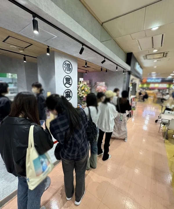 店舗により内装は異なるという注記が付いた画像