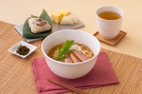 鴨素麺 山椒燻製茶（笹巻おこわのセット）