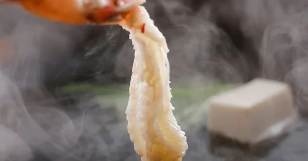 活蟹を特製出汁でしゃぶしゃぶにした一例
