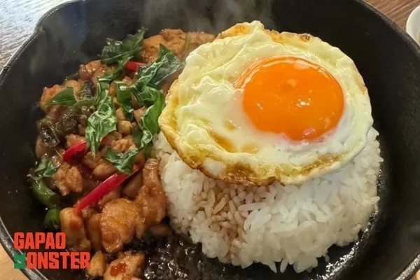 店内では熱々のガパオを