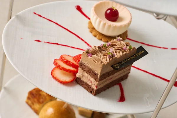 いちごのレアチーズケーキ(左)いちごのチョコレートショートケーキ(右)