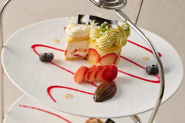いちごのショートケーキ(左)、ピスタチオのフレジェ(右)、グランヴィアショコラ(手前)