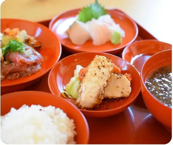 まんでうまい わじま御膳（５種のおかず、刺身盛り合わせ、ふぐステーキ、白飯、輪島あおさ汁）3,250円