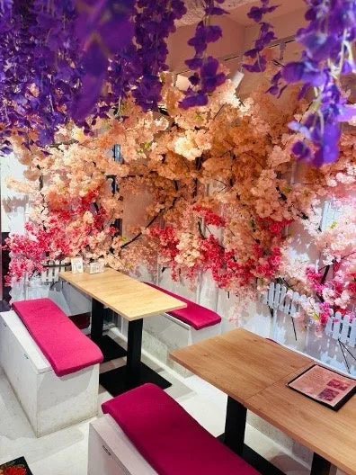 桜と藤の花に包まれた店内