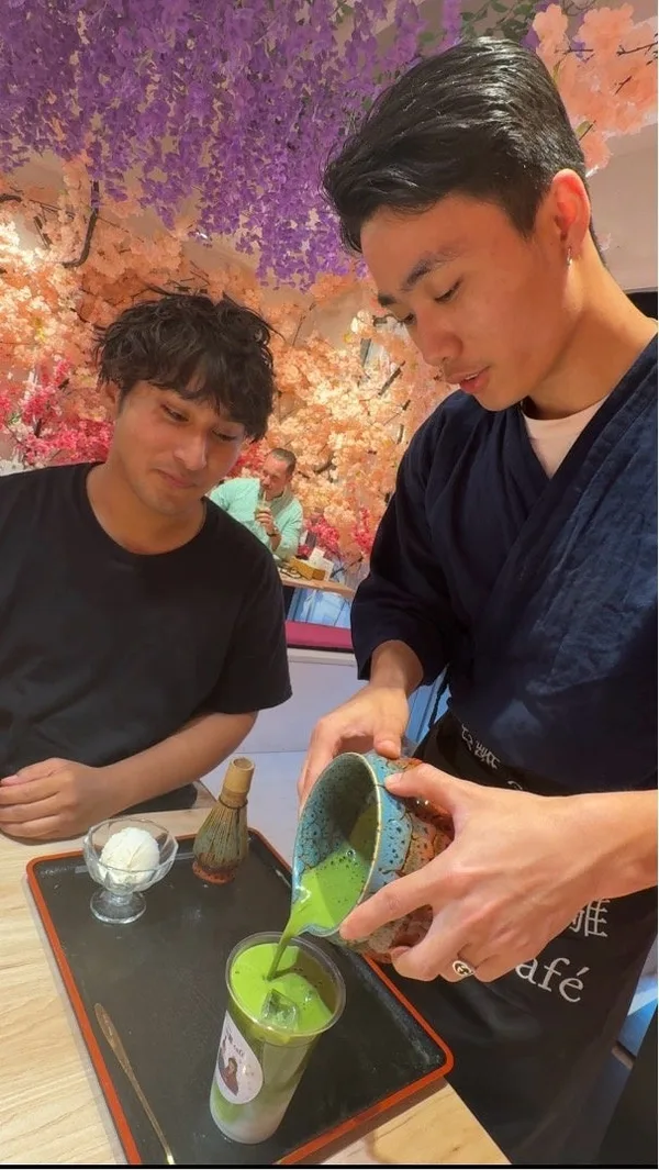 目の前で仕上げる宇治抹茶ラテ