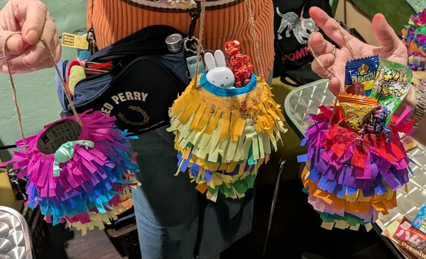 メキシコのお祭りで登場する「ピニャータ」作り