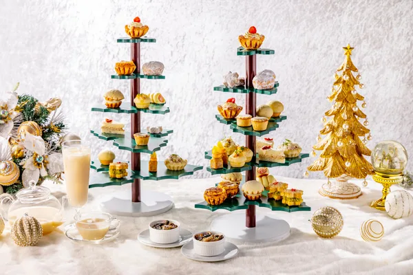 クリスマスツリー型スタンドで楽しむパンが主役のアフタヌーンティー