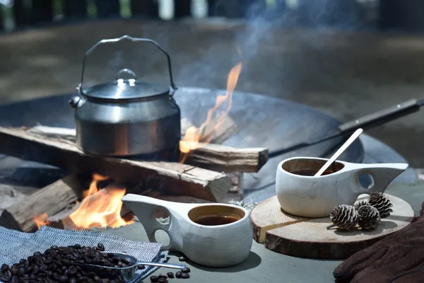 焚き火で煮出すワイルドなコーヒー