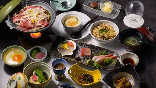 夕食の、青森の山海の幸を使ったホテル城ヶ倉の季節の創作会席