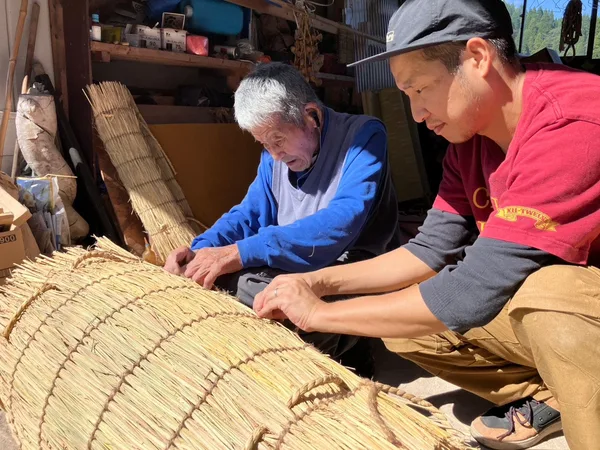 米俵を編む分野他美雄さん(91歳/左)と孫の裕之さん(43歳/右)/2026.10.13撮影
