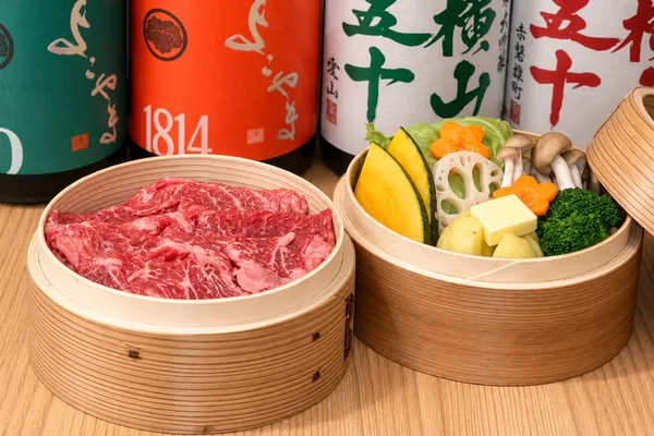 「蓋を開ける楽しみから始まる、二段のごちそう」の見出しに続く画像