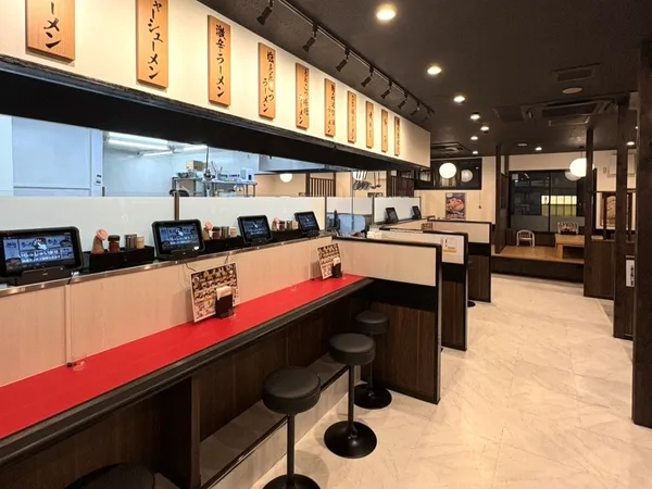 カウンター席とオーダーシステムを備えた店内