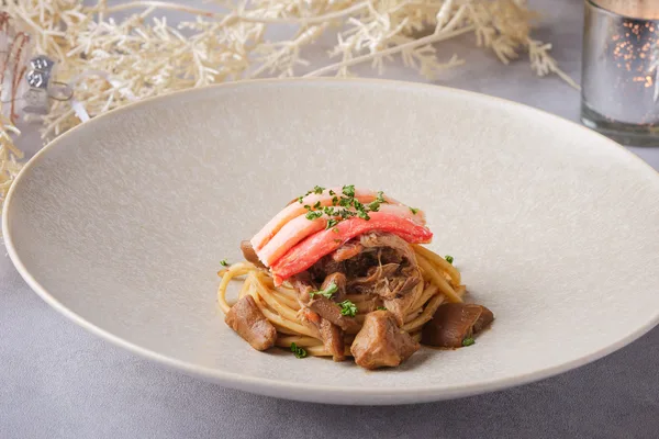 ズワイガニと鮮魚のスパゲッティペスカトーレロッソ（イメージ）