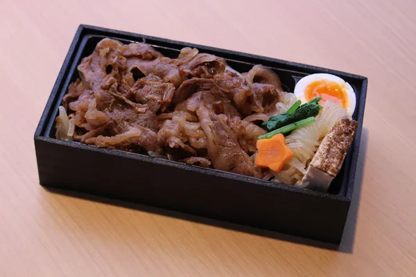 ＜道の駅まえばし赤城 アカギメシ＞赤城牛の特製すき焼き丼