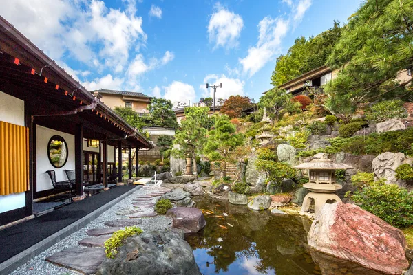 約2,000坪の日本庭園