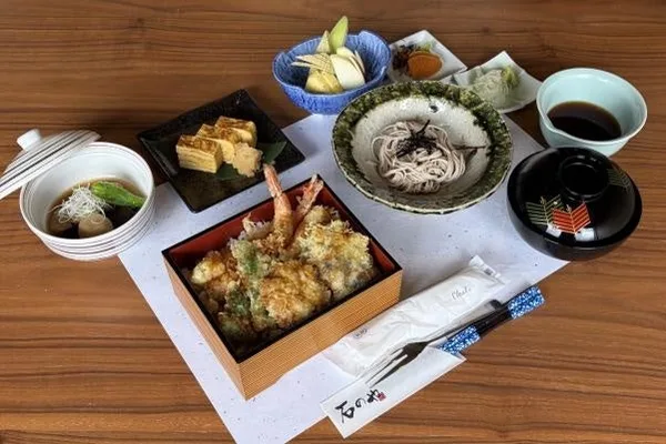 対局2日目の昼食 天重・ミニ蕎麦御膳 2,750円（税込）
