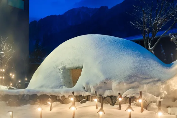 飛騨玉の明かりに包まれた「雪明りかまくら」