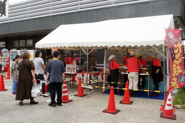 角上魚類 川口店の店頭に設置されたたこ焼きの特設テント