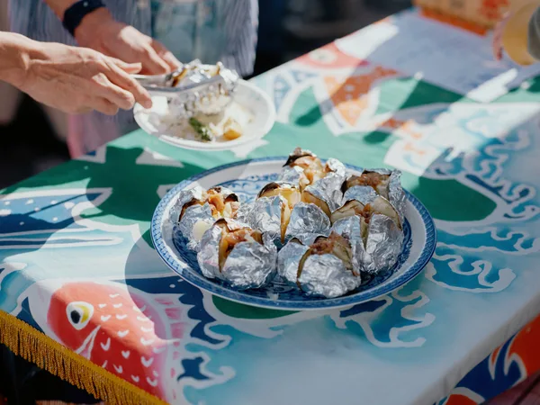 公園でじゃがバターも