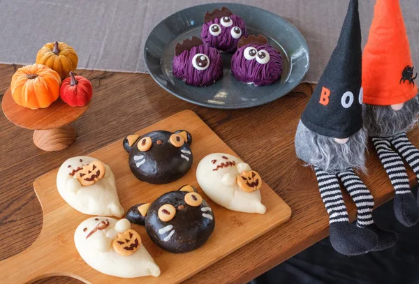 おばけパン:185円、クロネコ:195円、ハロウィンケーキ:400円(右上)