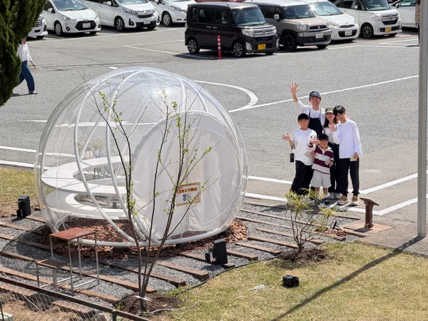 篠山工場の敷地内に設置したスイス館のモニュメント
