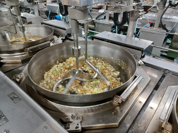 篠山工場の炒め工程