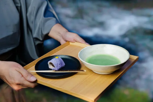 渓谷の中で自分で点てたお茶と菓子