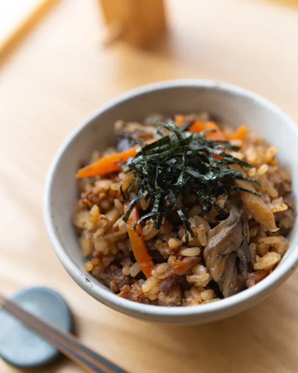 1760年創業、「親子丼発祥の店」として知られる人形町の名店「玉ひで」監修のキッチンカーが出店に掲載された画像