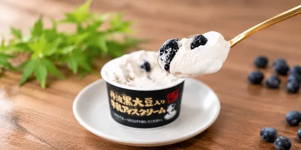 丹波黒大豆入り牛乳アイスクリームをスプーンですくった様子
