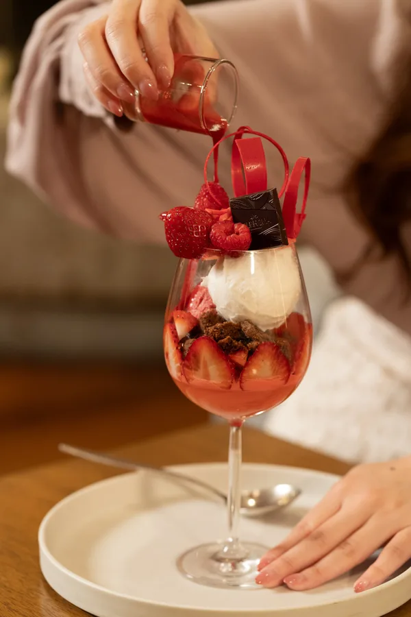 HARBOR CAFE の新作パフェの案内に掲載された画像(4点目)