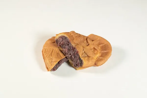 つぶあんのたい焼きを割ったところ