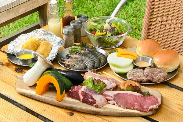 BBQメニューの一例。ハンバーガーセットや肉・海鮮など