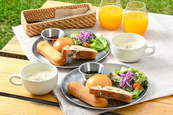 朝食の一例。パンやスープなど