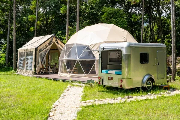 glampark FREE AND EASY CAMP RESORTのドームテントとトレーラーハウス