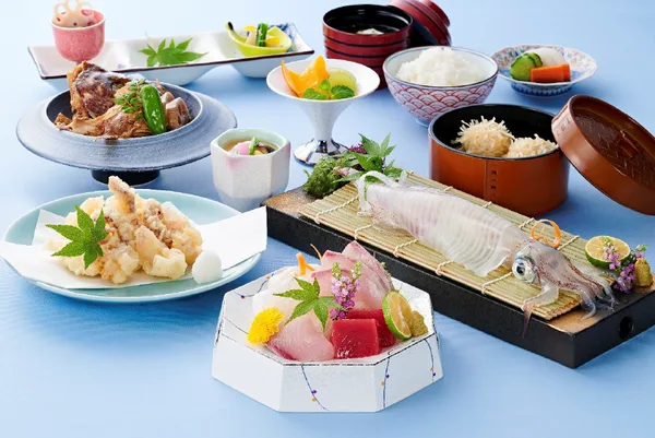 いかの活造りなど海の恵みが並ぶコース