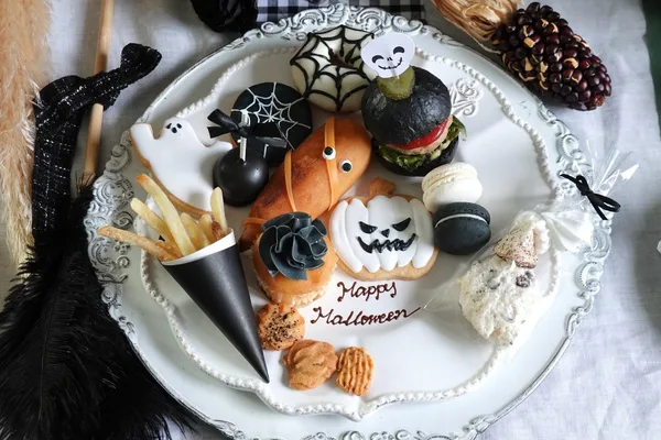 白黒モノトーンのプレートの画像