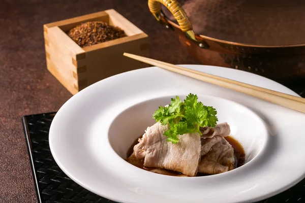 「信州ポークの蕎麦茶しゃぶしゃぶ雲白肉風香味ソース」