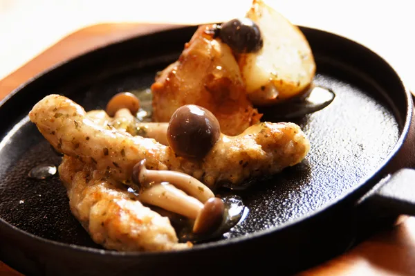 一粒の雑穀から広がる可能性を、料理と五感で体験する『アワの響き〜1万粒の食卓〜』。写真は粒ソバソーセージ